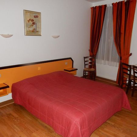 Logis Hotel Saint-Hubert 쿠르-슈베르니 객실 사진