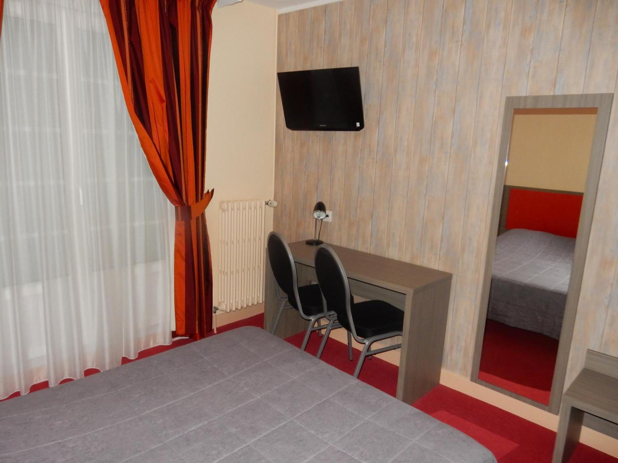 Logis Hotel Saint-Hubert 쿠르-슈베르니 객실 사진