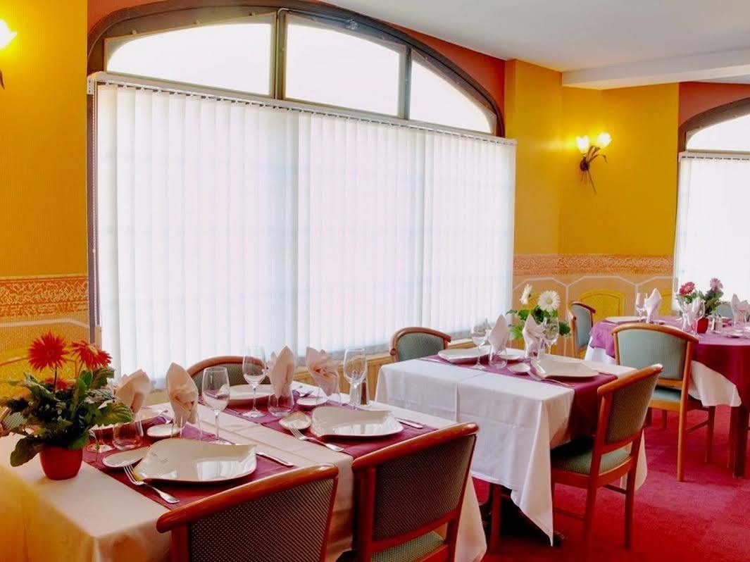 Logis Hotel Saint-Hubert 쿠르-슈베르니 외부 사진