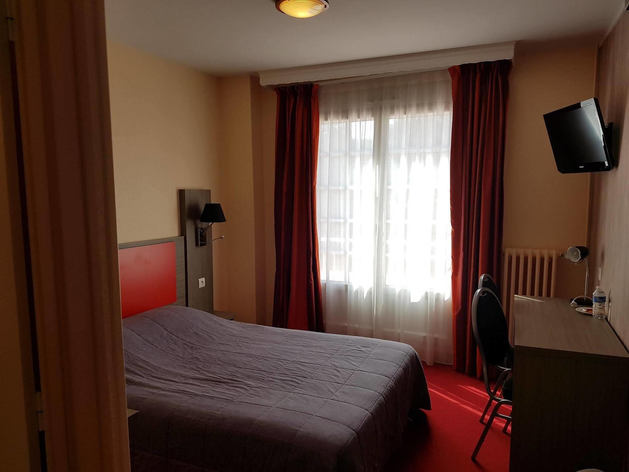 Logis Hotel Saint-Hubert 쿠르-슈베르니 외부 사진