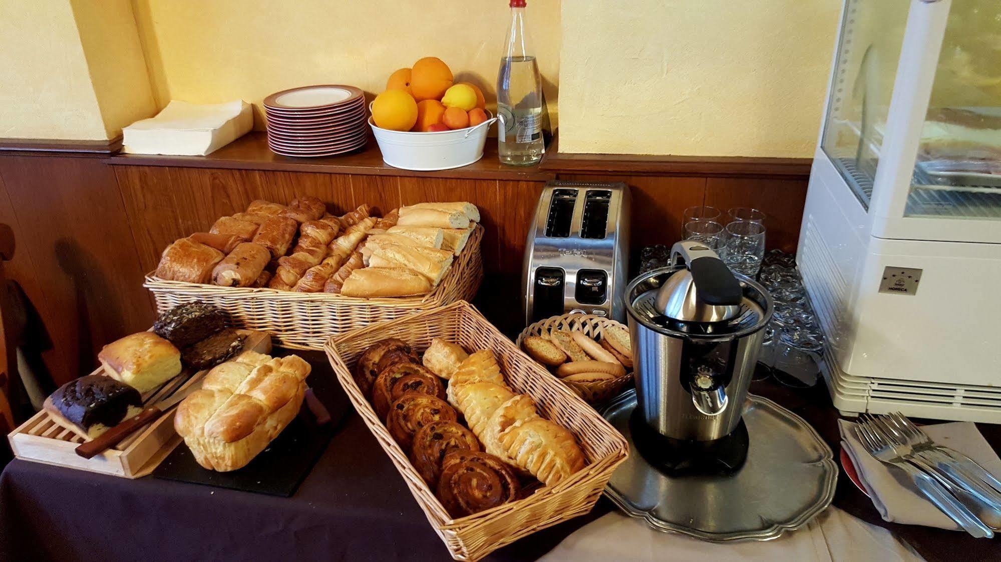 Logis Hotel Saint-Hubert 쿠르-슈베르니 외부 사진