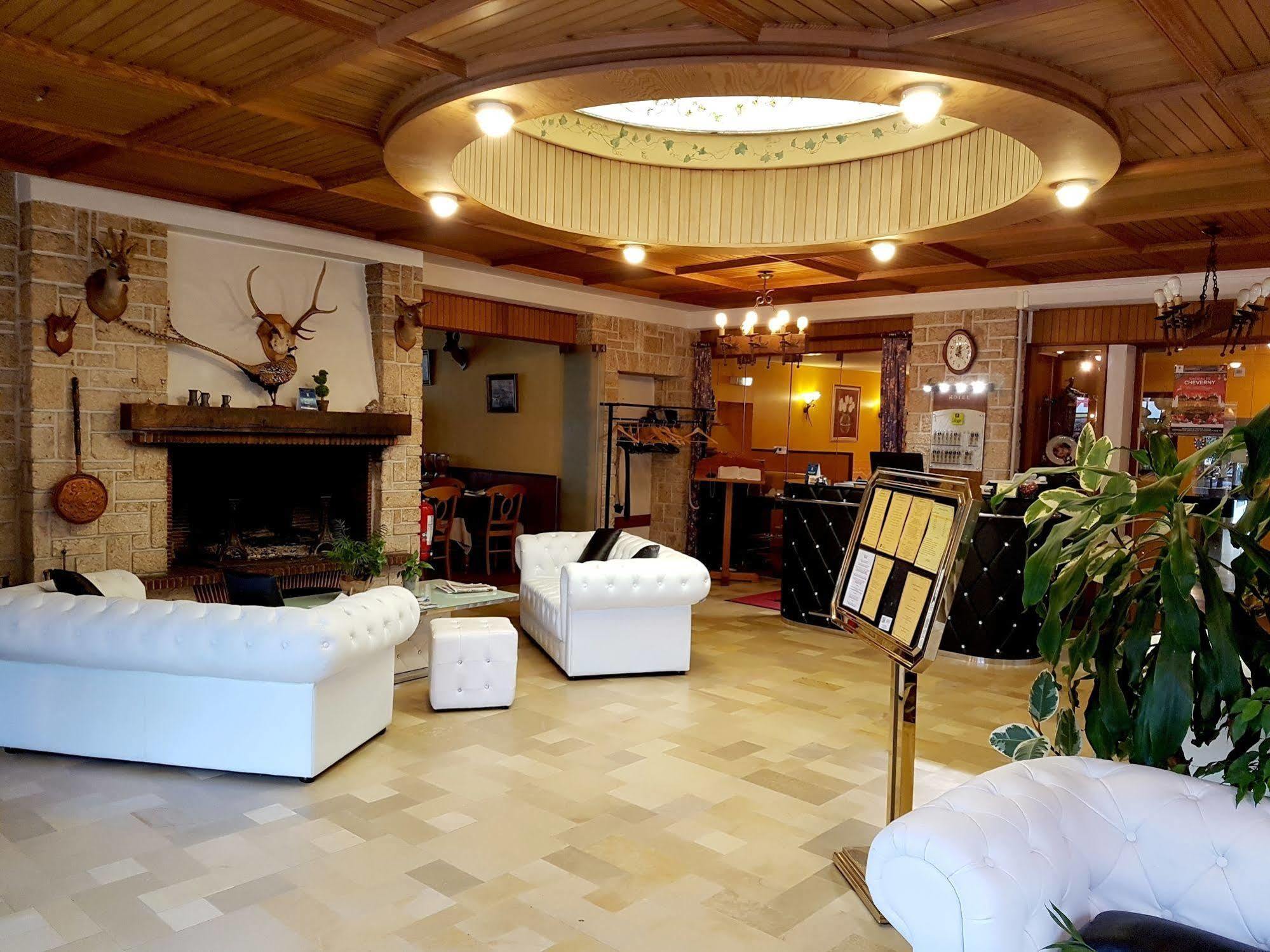 Logis Hotel Saint-Hubert 쿠르-슈베르니 외부 사진